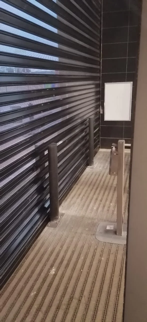 Shopping centre: Black powder-coated shutters